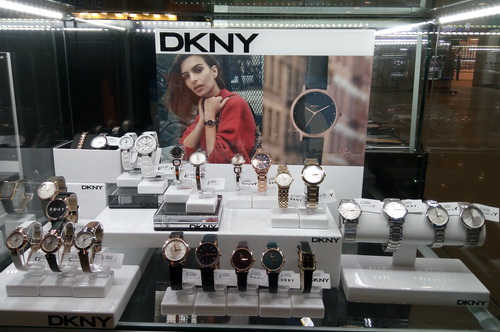Витрина с дизайнерскими часами DKNY